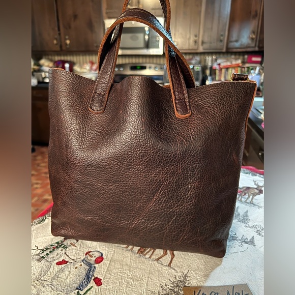 [SOLD] Like New Portland Leather Goods Medium Classic Crossbody. Chonky Pebbles! - Picture 2 of 6